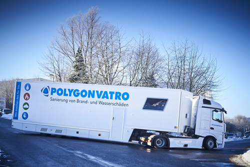 Polygonvatron rekka-auto t&auml;ynn&auml; laitteita